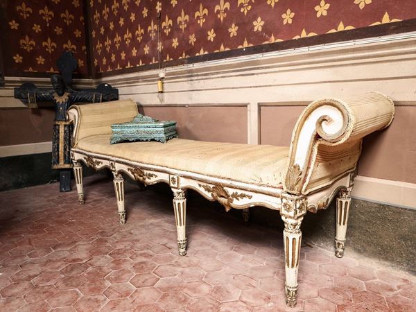 Divano a panca in legno laccato bianco e dorato