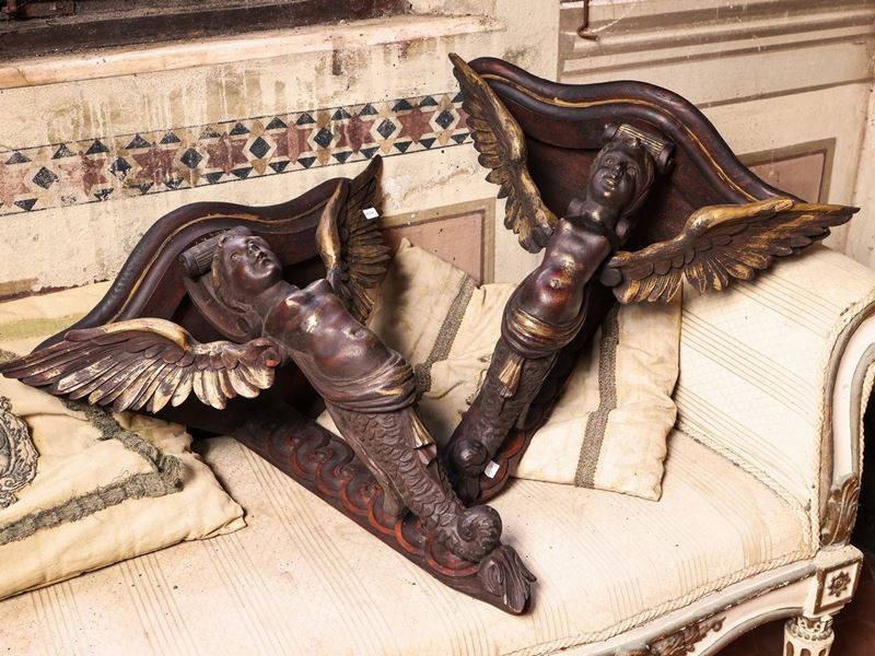 Coppia di Mensole Ad Angolo in Legno Tenero Lumeggiato in Oro