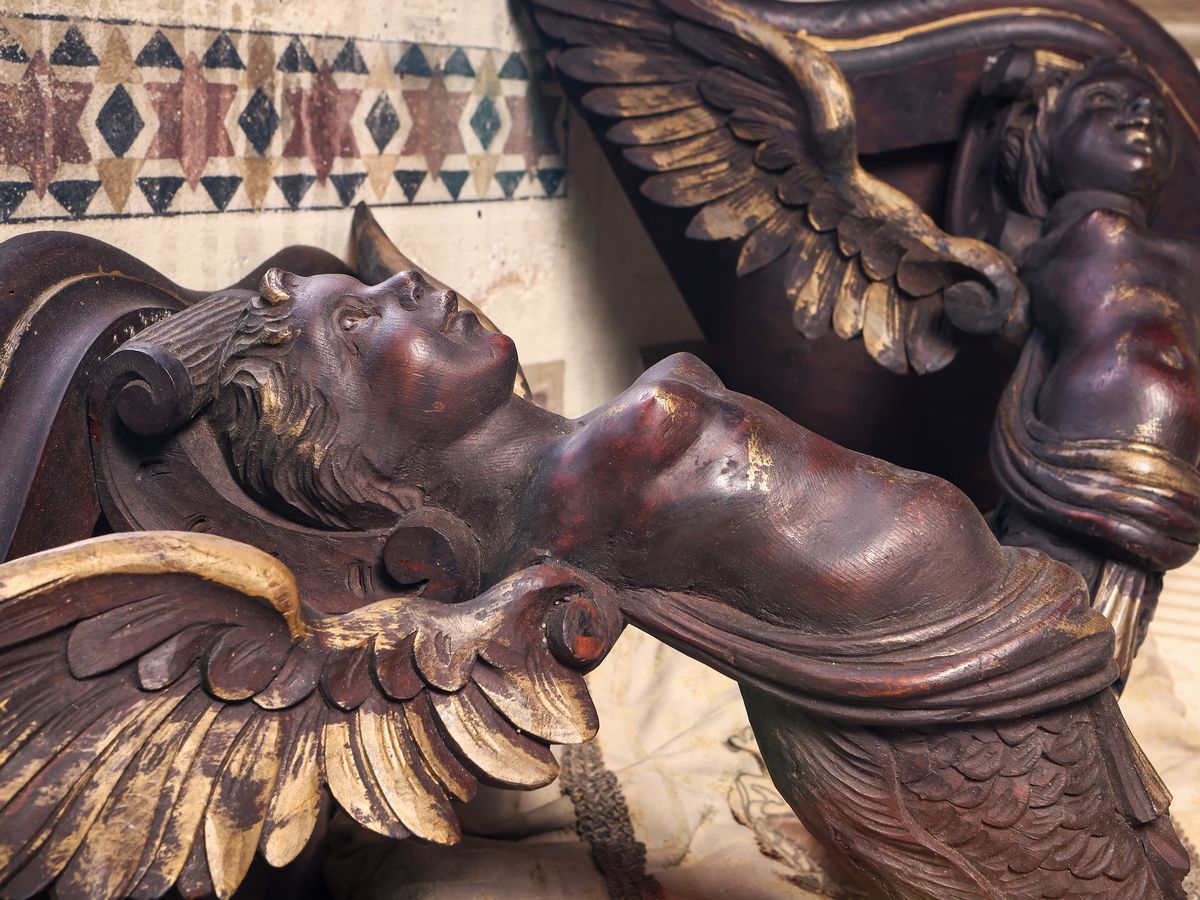 Coppia di Mensole Ad Angolo in Legno Tenero Lumeggiato in Oro
