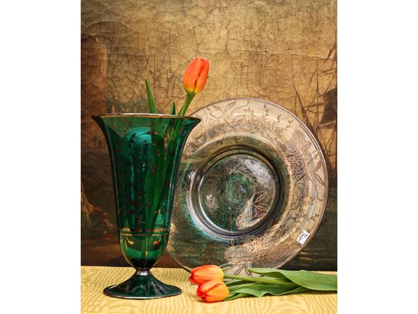 Vaso e piatto in vetro soffiato con decorazioni in argento