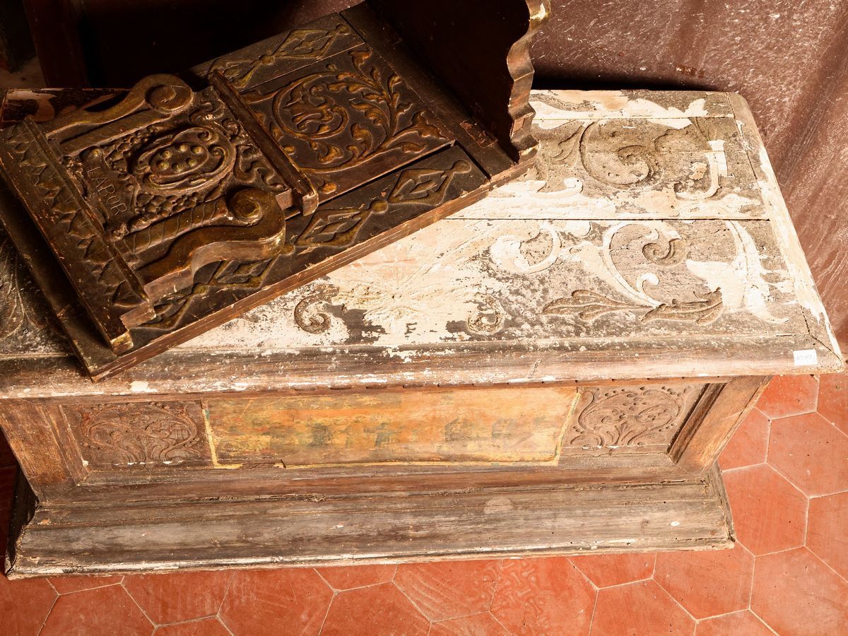 Piccola Cassa in Legno e Pastiglia Dorata