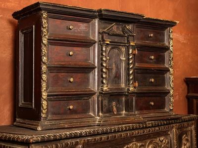 Stipo Monetiere in Legno Tenero Lumeggiato in Oro