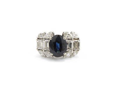 Anello a Fascia in Oro Bianco con Diamanti e Zaffiro