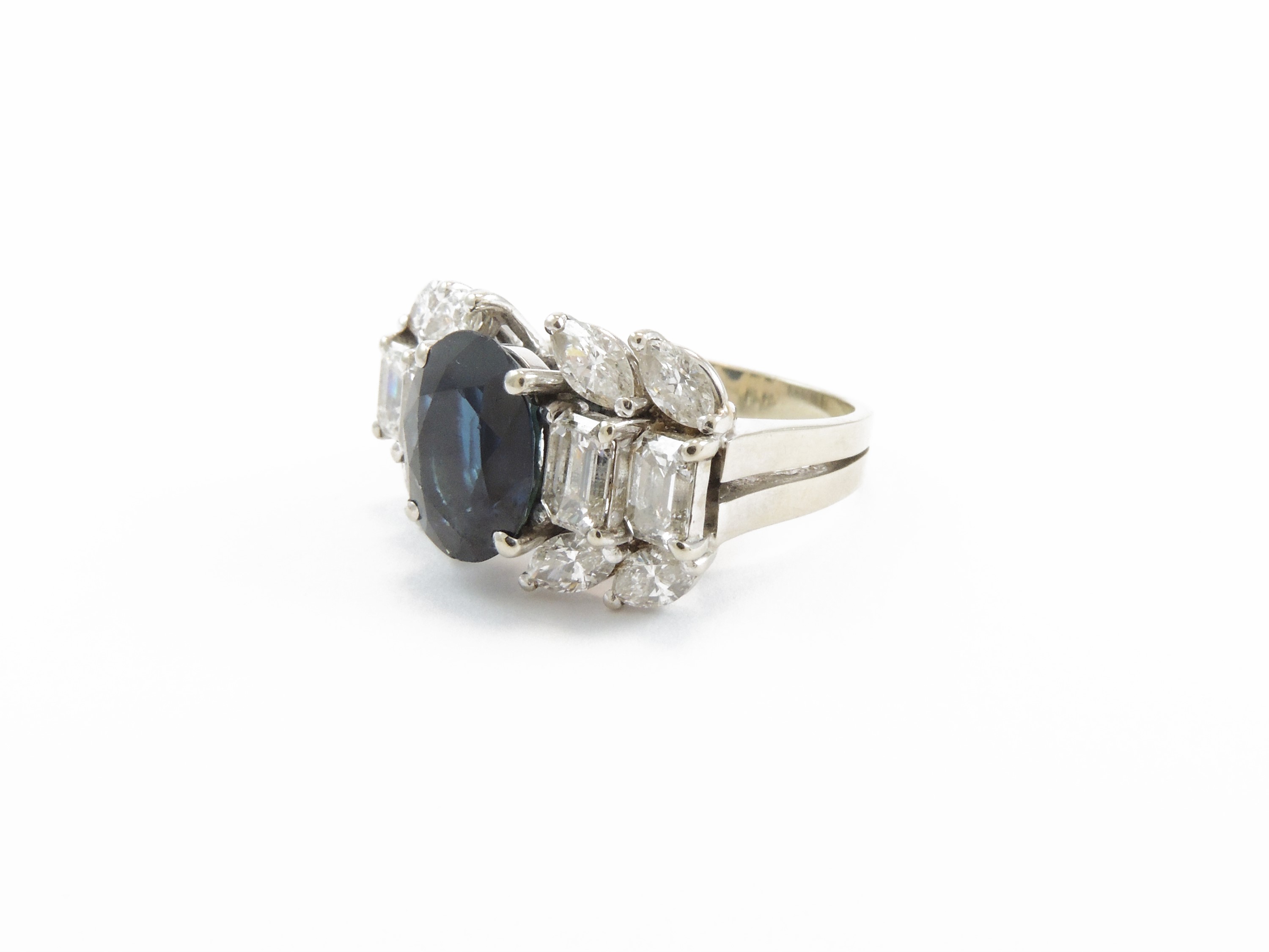 Anello a Fascia in Oro Bianco con Diamanti e Zaffiro