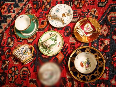 Sei Tazzine da Collezione in Porcellana e Ceramica