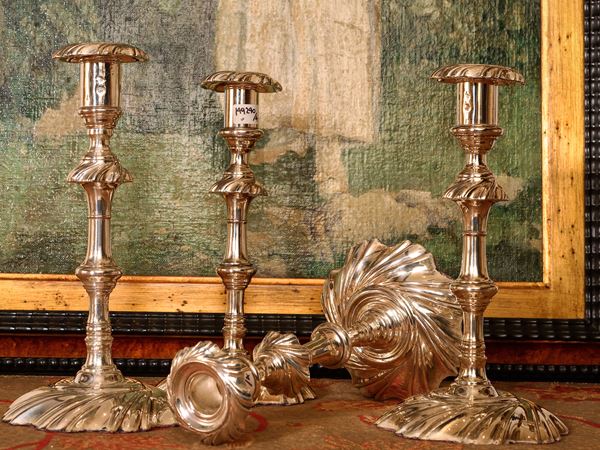 Serie di quattro candelieri in metallo argentato  (probabilmente Francia)  - Asta La casa classica. Stile intramontabile - Maison Bibelot - Casa d'Aste Firenze - Milano