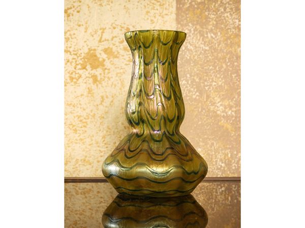 Piccolo vaso a bulbo in vetro iridescente  (Boemia, inizio del XX secolo)  - Asta La Casa Moderna - Maison Bibelot - Casa d'Aste Firenze - Milano