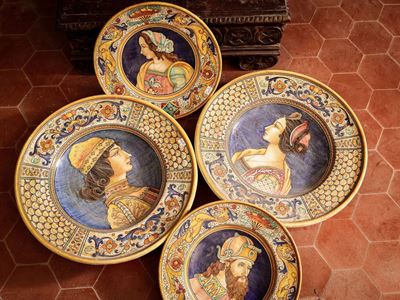 Quattro Piatti da Parata in Terracotta Smaltata, Deruta