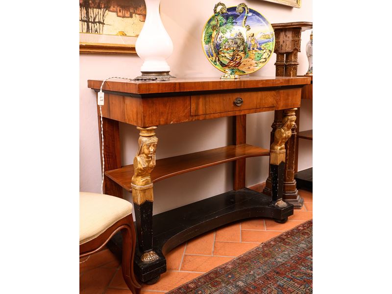 Coppia di console impiallacciate in noce