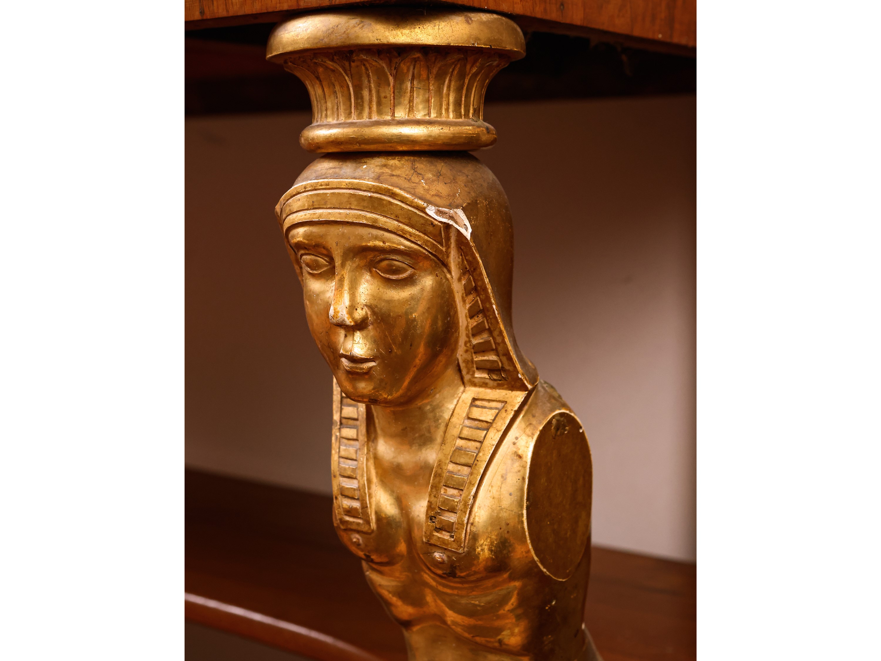 Coppia di console impiallacciate in noce