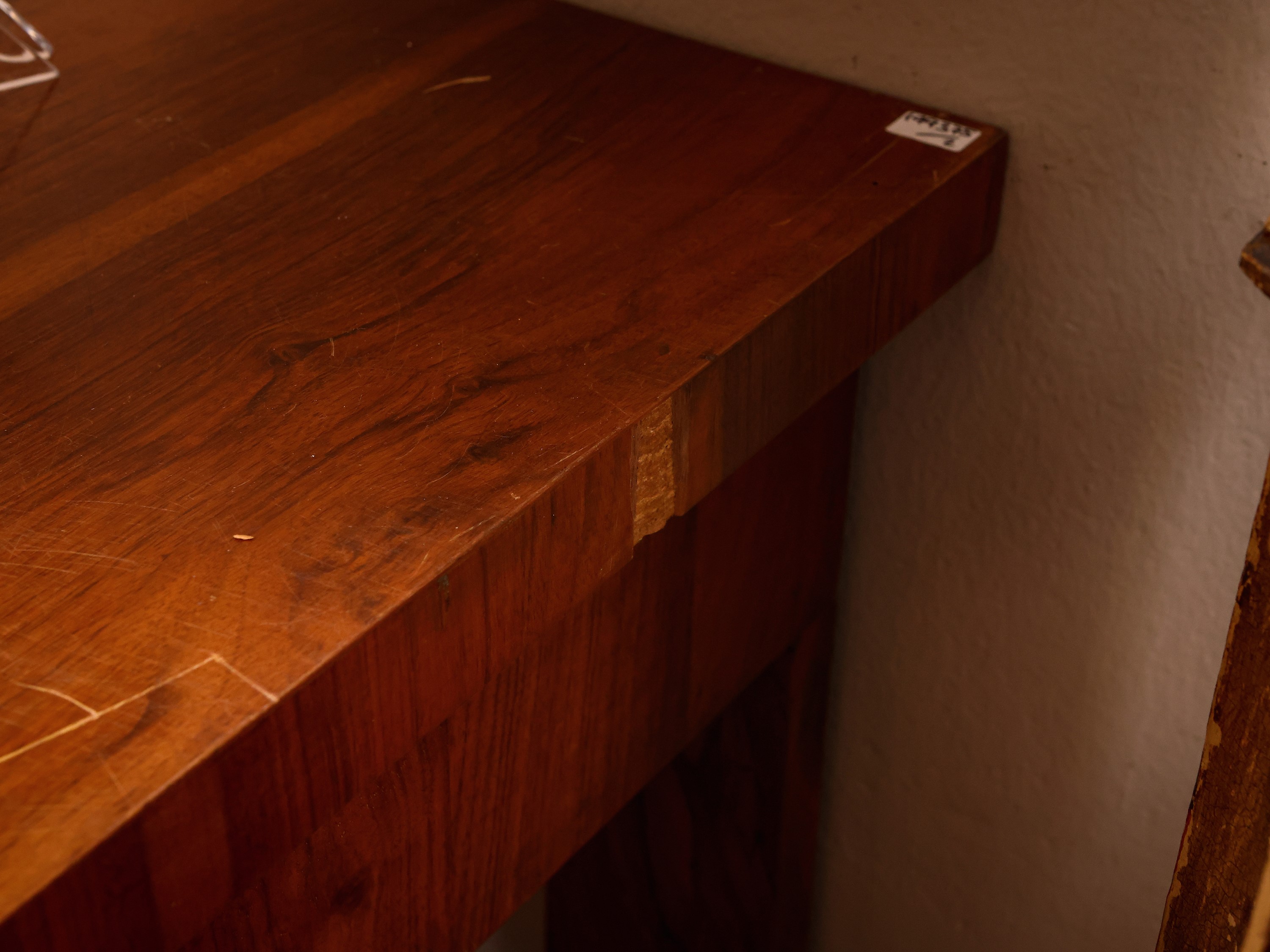 Coppia di console impiallacciate in noce