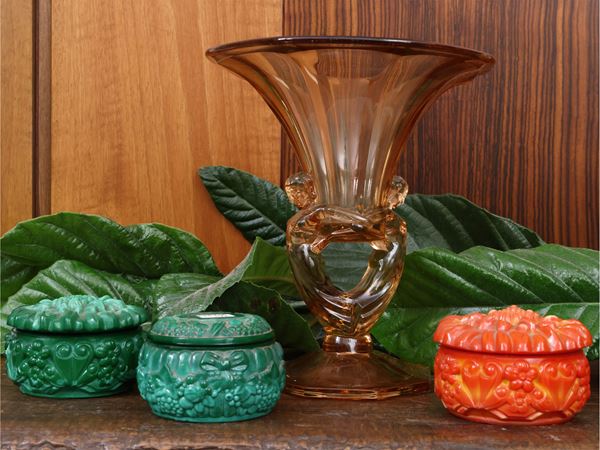 Art Decò vase in amber colored pressed glass