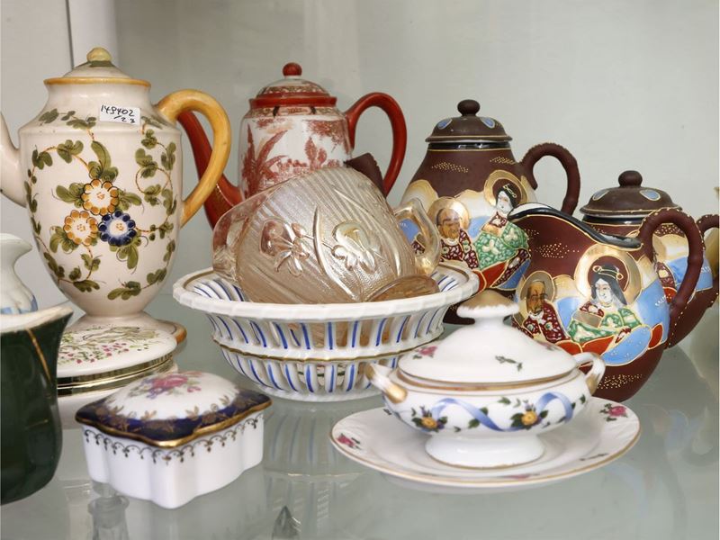 Assortimento di Teiere e Lattiere in Porcellana