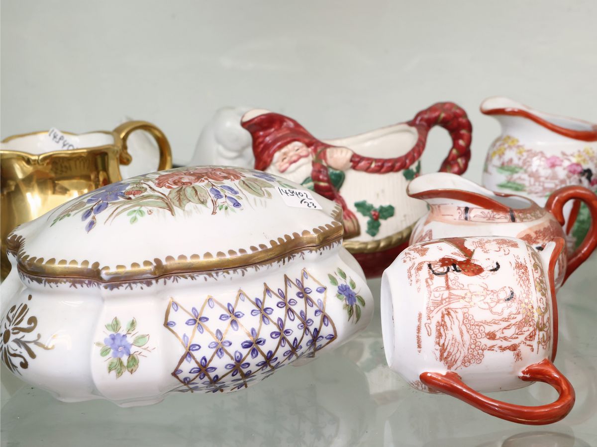 Assortimento di Teiere e Lattiere in Porcellana