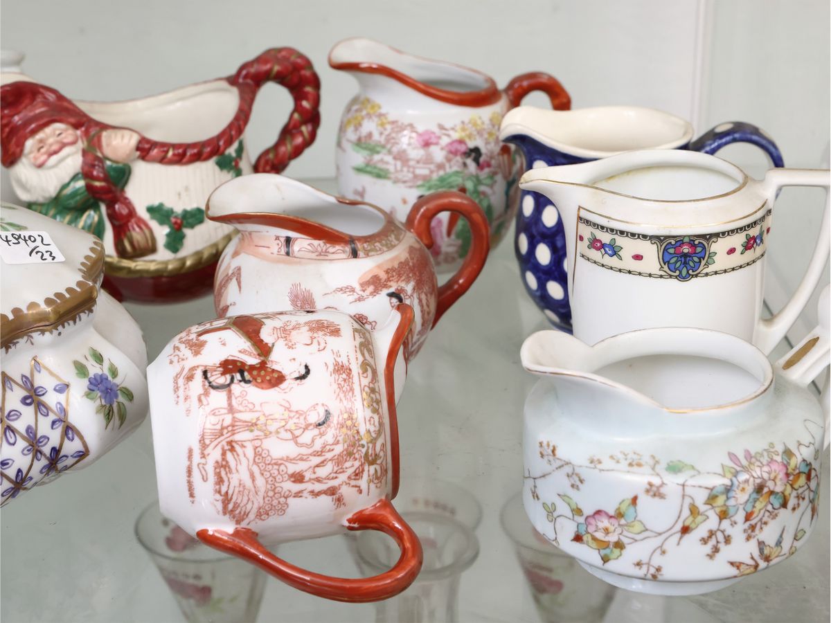 Assortimento di Teiere e Lattiere in Porcellana