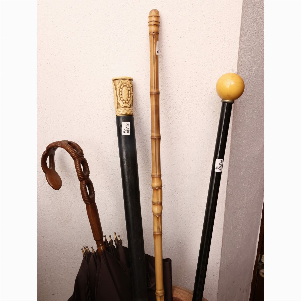 Assortimento di Complementi D'arredo per Anticamera