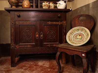 Piccola Credenza di Gusto Eclettico