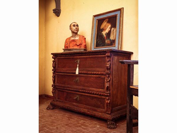 Cassettone in noce a bambocci