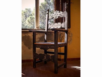 Coppia di Seggioloni di Gusto Neorinascimentale in Legno Tenero
