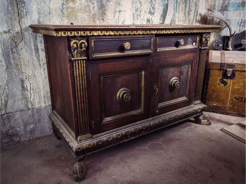 Credenza in Legno Tenero Lumeggiato in Oro