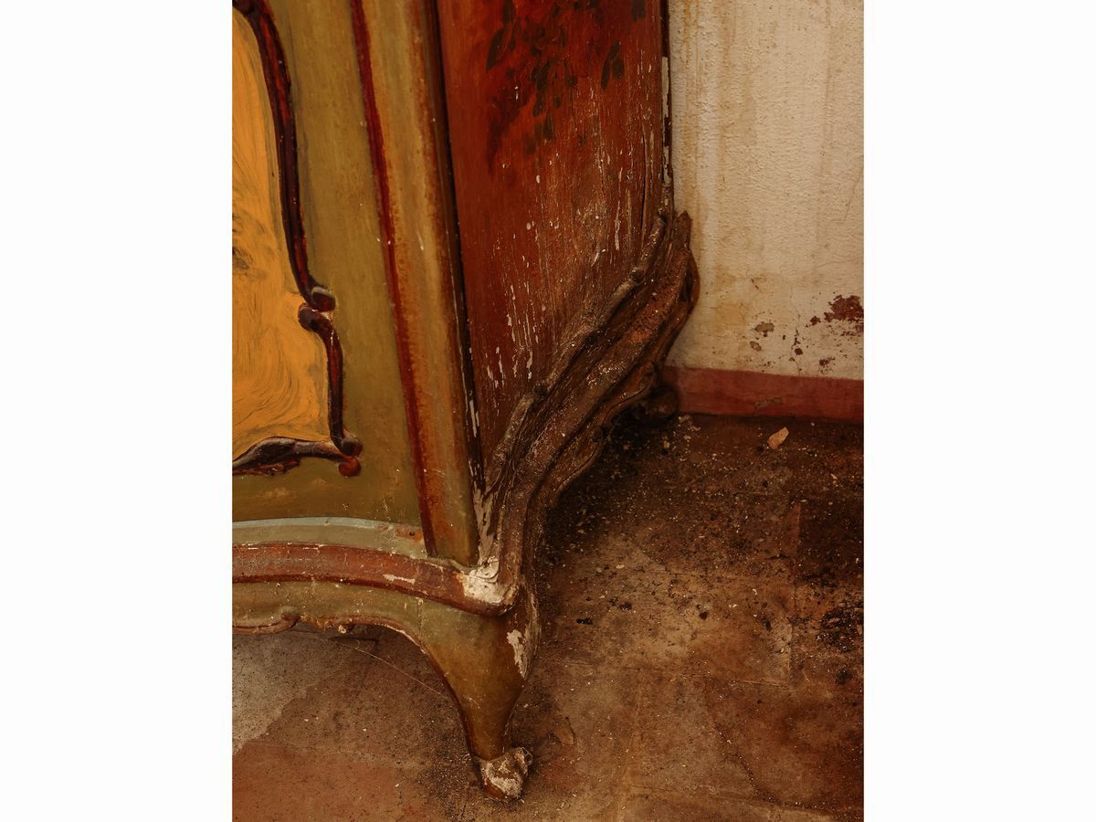 Armadio in Legno Laccato Color Ocra in Stile Veneziano