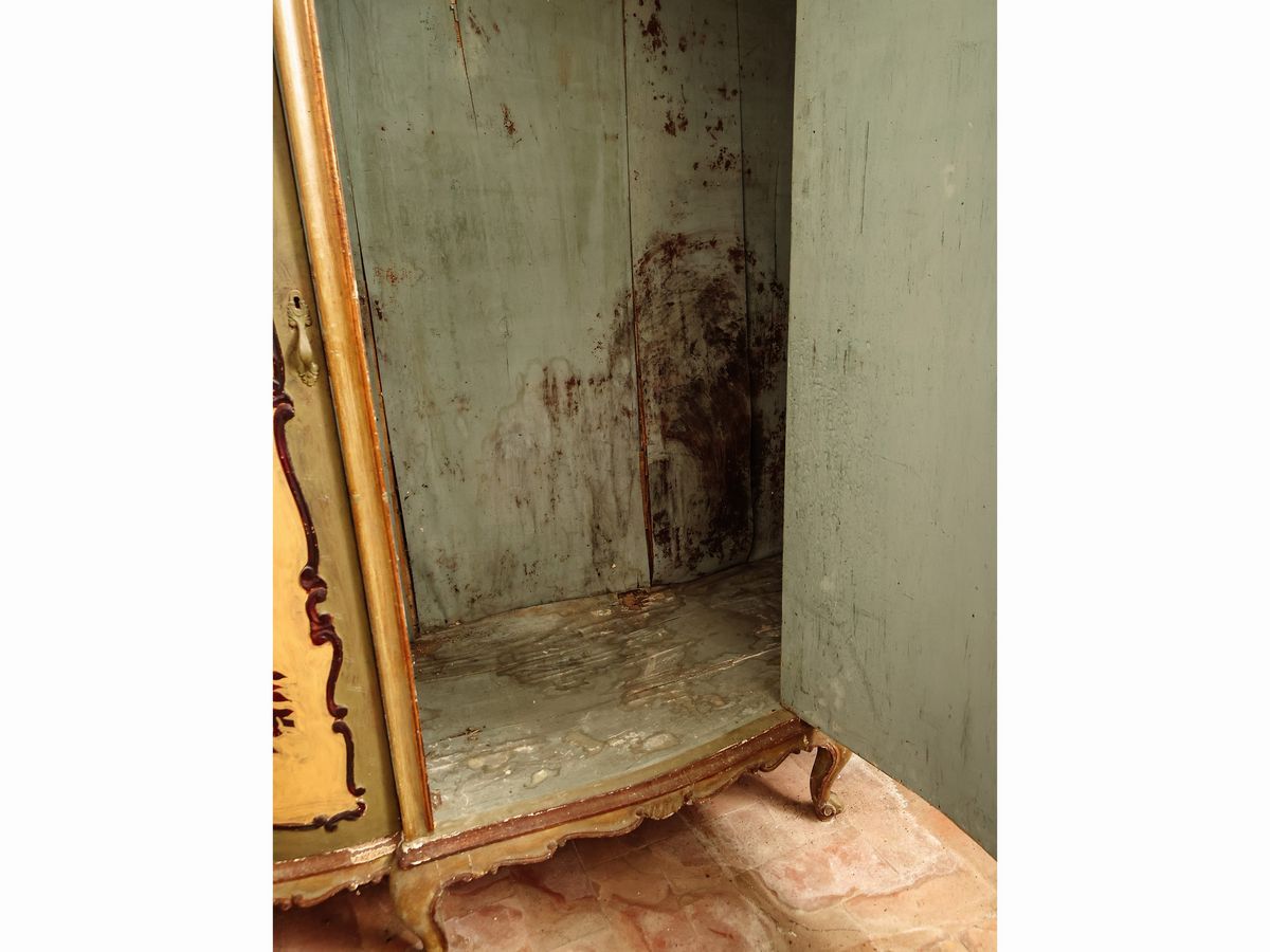 Armadio in Legno Laccato Color Ocra in Stile Veneziano