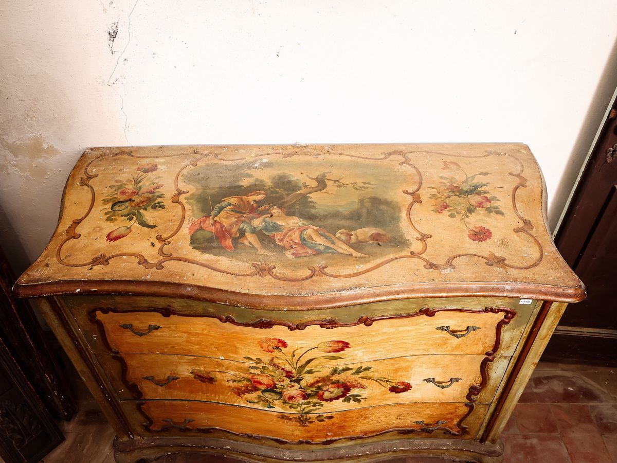 Cassettone in Legno Laccato Color Ocra in Stile Veneziano