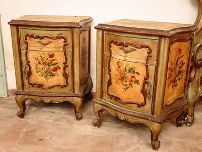 Coppia di Comodini in Stile Veneziano