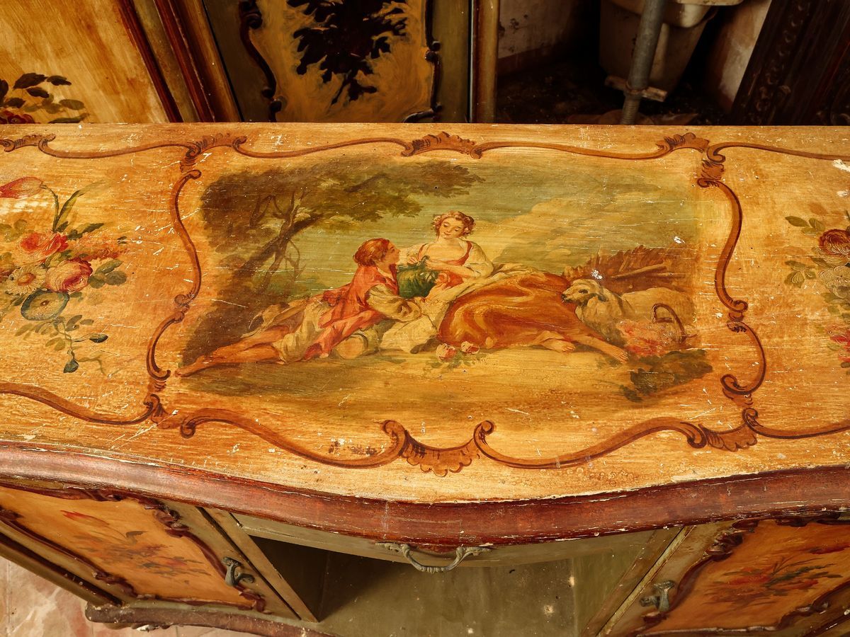 Piccolo Cassettone Dipinto in Stile Veneziano
