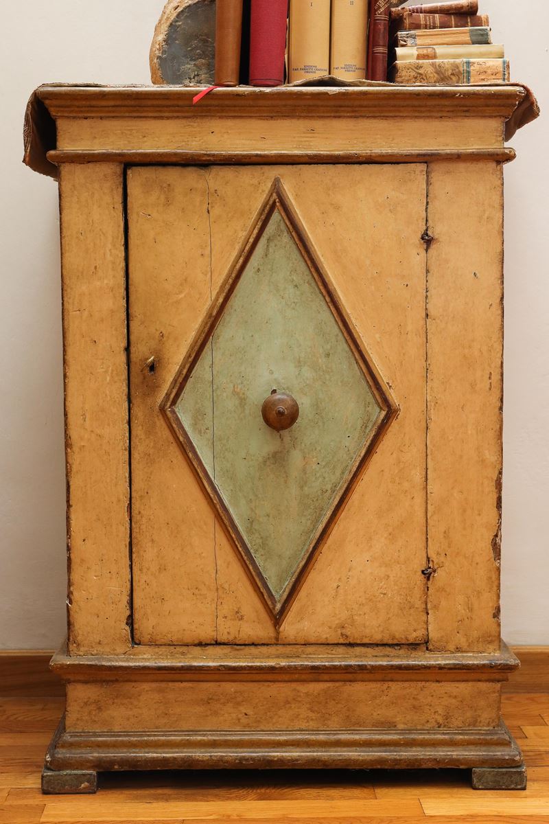 Piccola credenza in legno laccato color crema e verde acqua