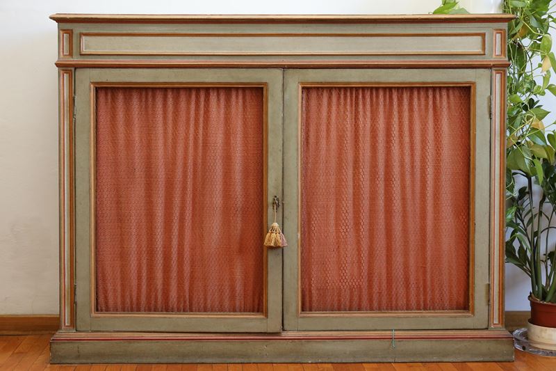 Libreria bassa in legno laccato verde acqua e lumeggiato oro