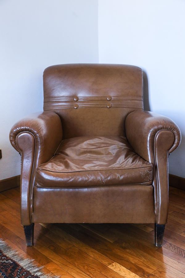 Upholstered armchair upholstered in tobacco-coloured ecological leather