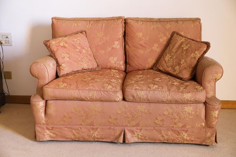 Divanetto a due posti imbottito e rivestito in broccato rosa antico