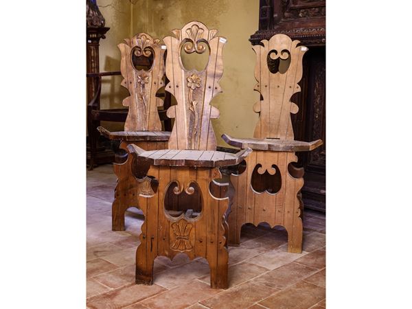 Tre sgabelli rustici in legno tenero