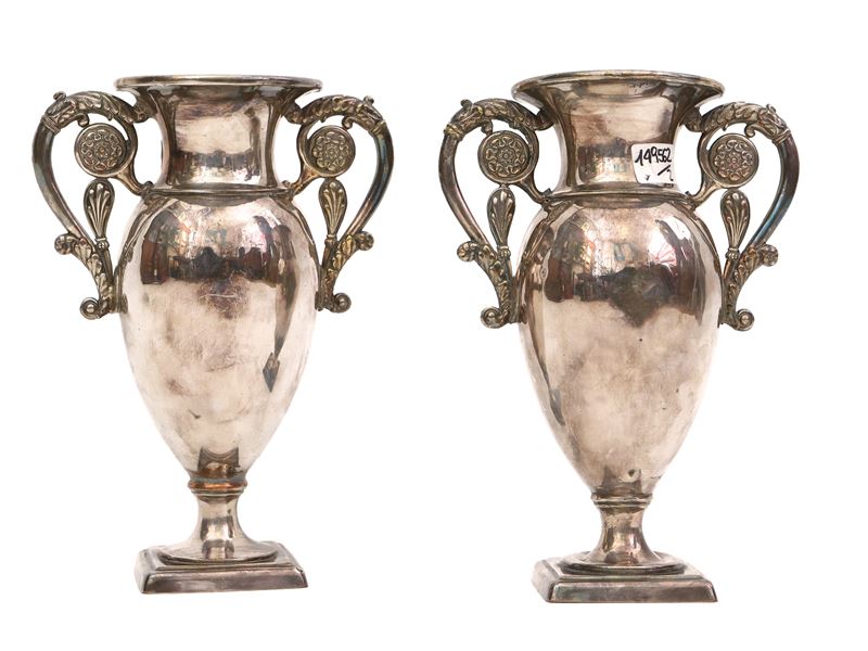 Coppia di piccoli vasi ad anfora in metallo argentato