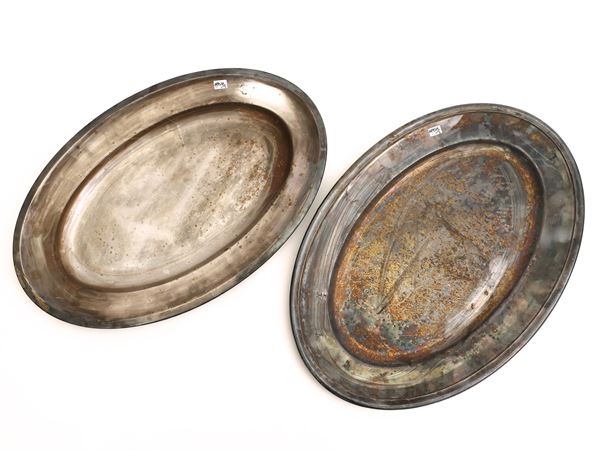 Due vassoi da portata in metallo argentato
