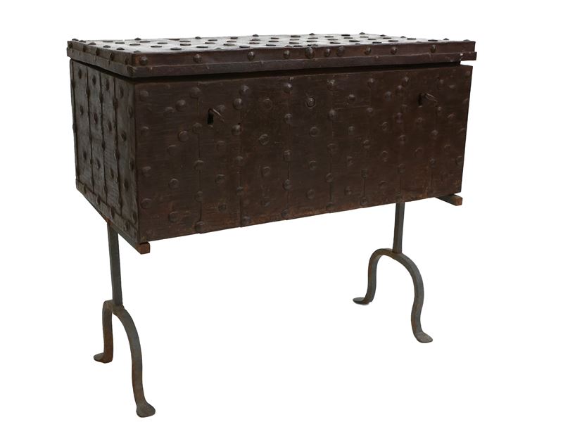 Antico forziere in legno e ferro