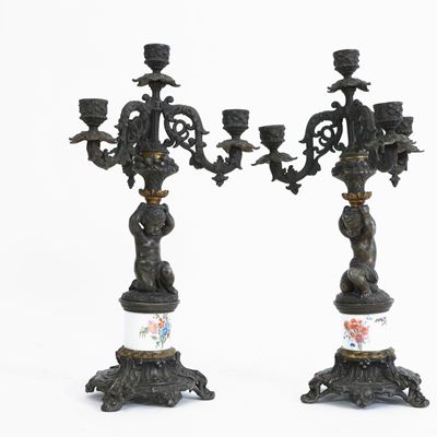 Coppia di Candelabri in Metallo Brunito e Porcellana