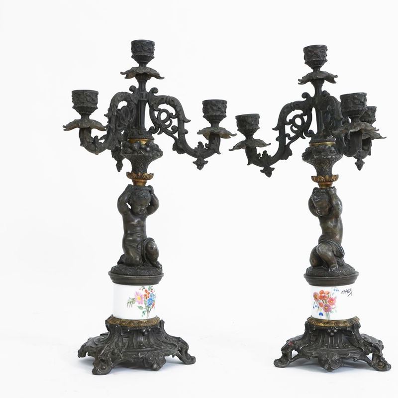 Coppia di Candelabri in Metallo Brunito e Porcellana