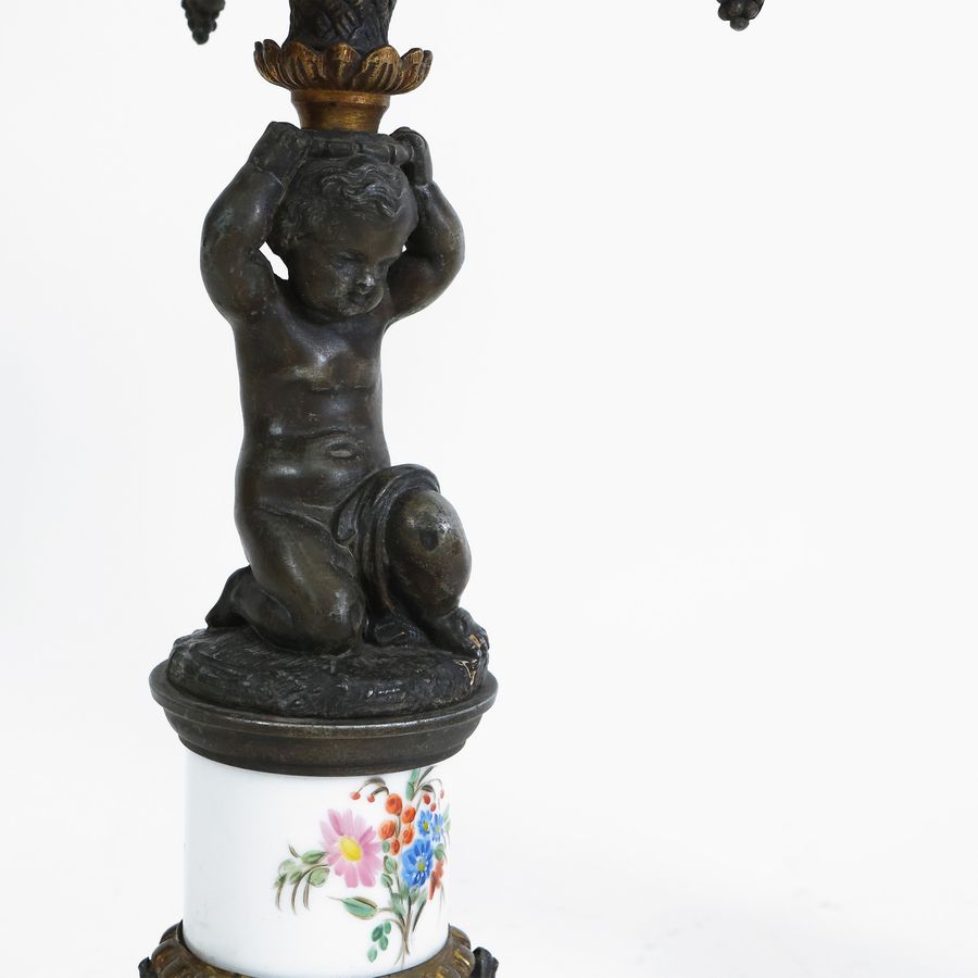 Coppia di Candelabri in Metallo Brunito e Porcellana