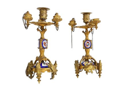 Coppia di Candelabri in Metallo Dorato e Porcellana