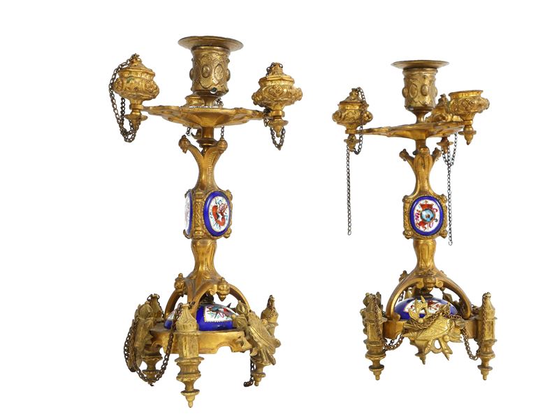 Coppia di Candelabri in Metallo Dorato e Porcellana