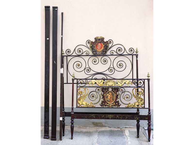 Bel letto singolo in ferro battuto ebanizzato e lumeggiato in oro
