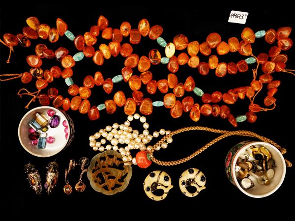 Assortment of costume jewelery and accessories