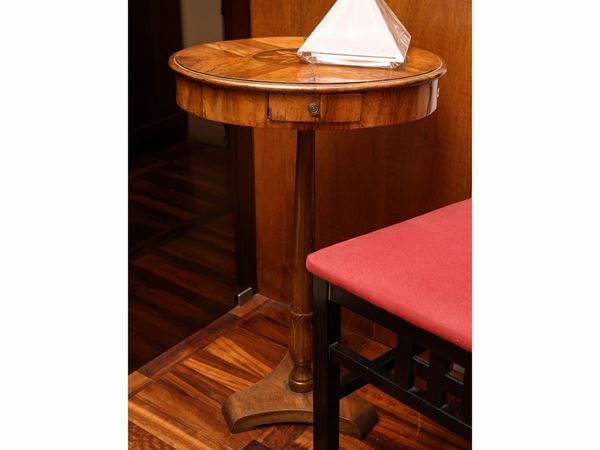 Side table in walnut feather veneer