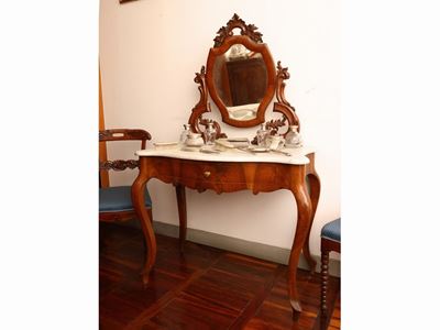 Toilette Impiallacciata in Piuma di Noce