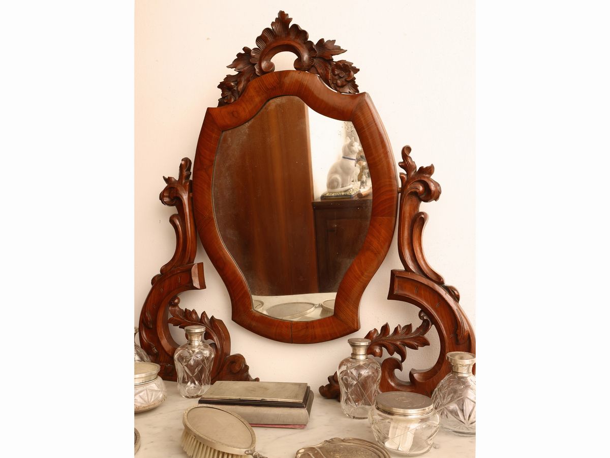 Toilette Impiallacciata in Piuma di Noce