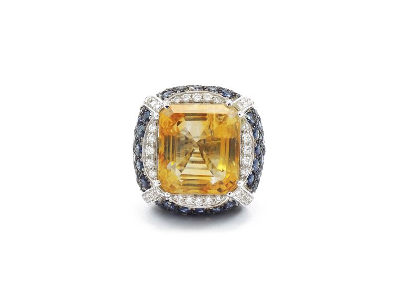 Anello da Cocktail in Oro Bianco con Diamanti, Zaffiri e Quarzo Citrino
