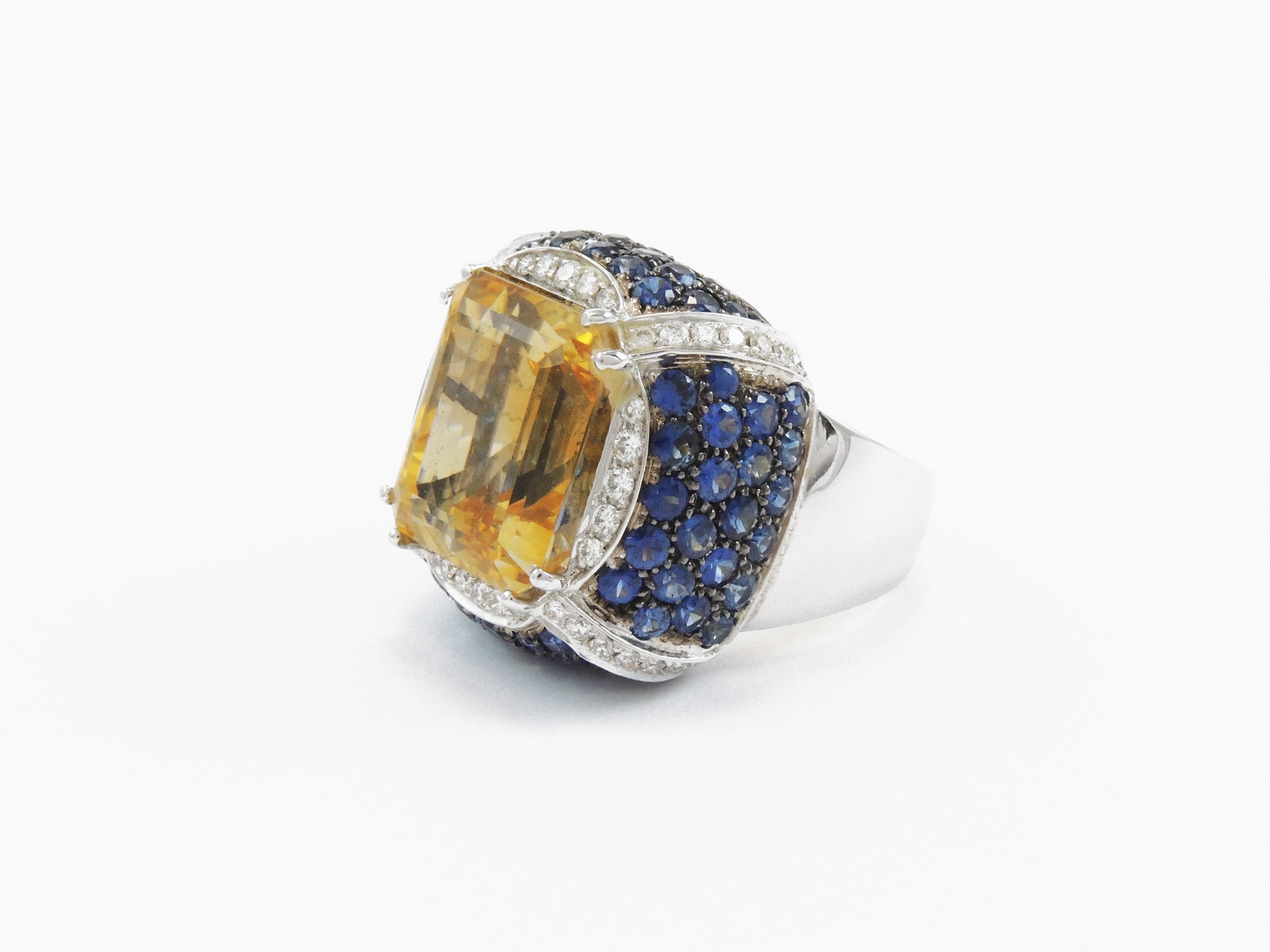 Anello da Cocktail in Oro Bianco con Diamanti, Zaffiri e Quarzo Citrino