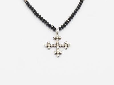 Collana e Pendente in Oro Bianco con Diamanti Incolori e Diamanti Neri